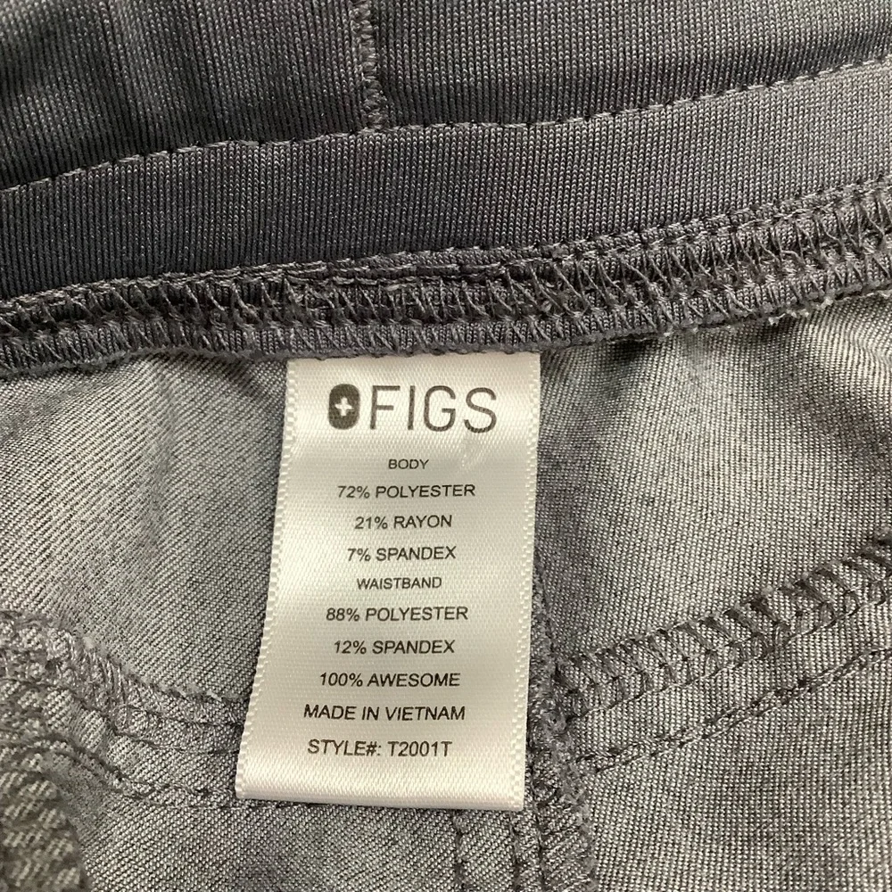 Figs Men’s Axim Cargo Scrub Pants in Graphite
